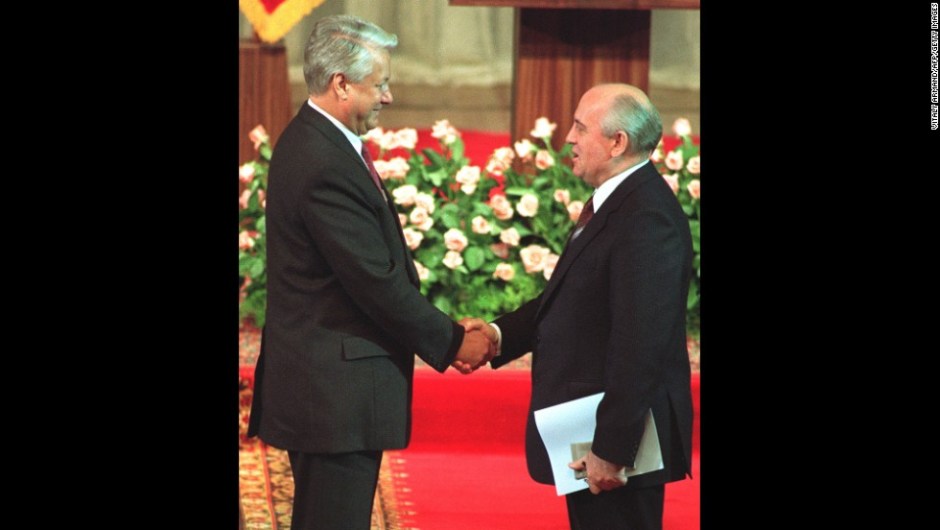 Gorbachov estrecha la mano de Yeltsin tras la investidura de este como presidente ruso en Moscú en 1991. (VITALY ARMAND/AFP/Getty Images)