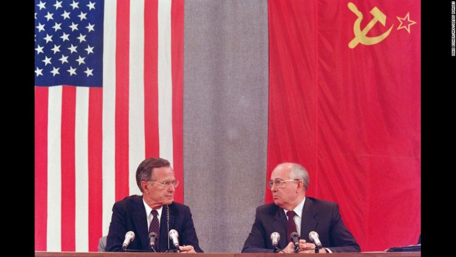 Bush y Gorbachov durante una conferencia de prensa conjunta que concluye una cumbre de dos días entre Estados Unidos y la Unión Soviética en 1991 en Moscú. (MIKE FISHER/AFP/Getty Images)