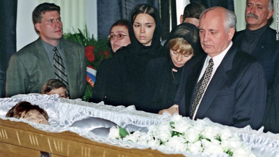 Gorbachov con su hija Irina (segunda a la derecha) y su nieta Krenia (tercera a la derecha) ante el féretro de Raisa Gorbachov en Moscú en 1999. (MISHA JAPARIDZE/AFP/Getty Images)