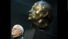 Gorbachov junto a un busto suyo creado por el artista francés Serge Mangin después de desvelarlo ante los invitados en Berlín en 2009. (BERTHOLD STADLER/AFP/Getty Images)