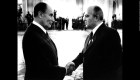 El entonces presidente francés, François Mitterrand, con Gorbachov en Moscú en 1985. (Crédito: Keystone-France/Gamma-Keystone vía Getty Images)