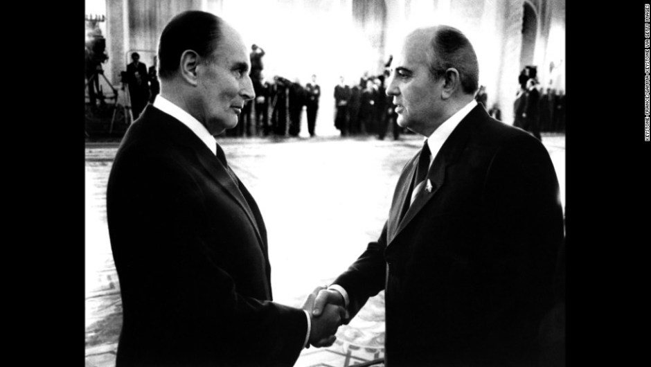 El entonces presidente francés, François Mitterrand, con Gorbachov en Moscú en 1985. (Crédito: Keystone-France/Gamma-Keystone vía Getty Images)