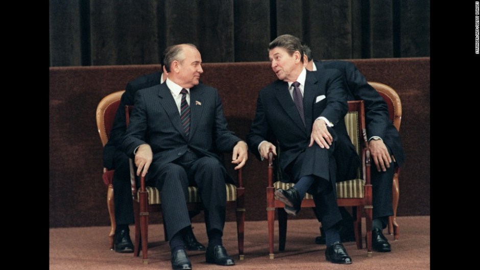 El entonces presidente Ronald Reagan habla con Gorbachov durante una cumbre de dos días entre Estados Unidos y la Unión Soviética en Ginebra en 1985. (Crédito: AFP/Getty Images)