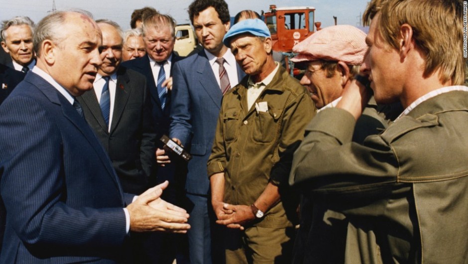 Gorbachov se reúne con los empleados de una planta envasadora de carne en las afueras de Moscú en 1987. (Sovfoto/UIG vía Getty Images)