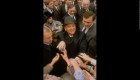 Gorbachov saluda a los simpatizantes durante una visita a Praga en 1987. (Chris Niedenthal//Time Life Pictures/Getty Images)