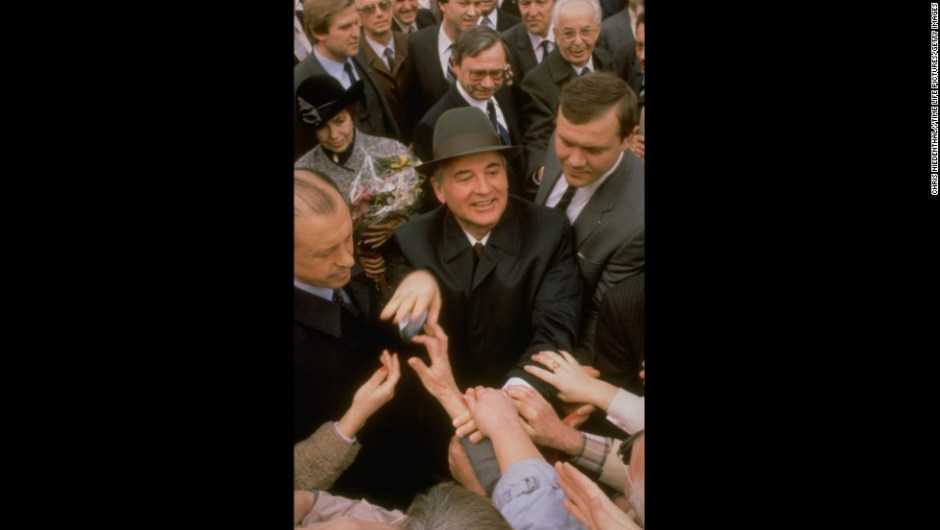 Gorbachov saluda a los simpatizantes durante una visita a Praga en 1987. (Chris Niedenthal//Time Life Pictures/Getty Images)