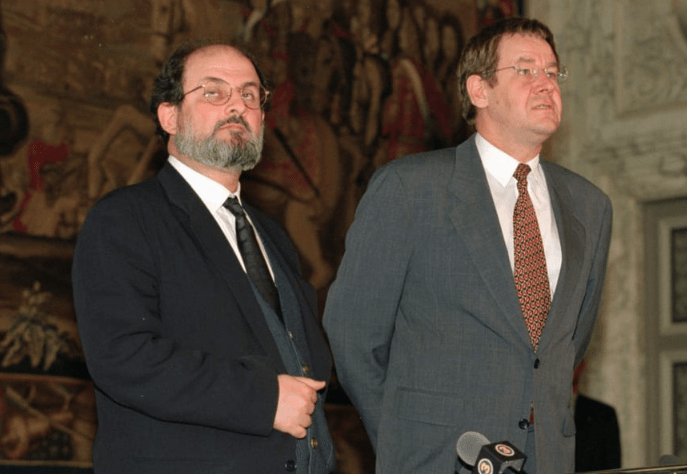 Rushdie y el entonces primer ministro danés, Poul Nyrup Rasmussen hablan con la prensa en el castillo de Christiansborg, en Copenhague, el 13 de noviembre de 1996. Rushdie viajó a Copenhague para recibir un premio literario después de que el gobierno danés cancelara planes anteriormente por una amenaza contra la vida del escritor. (Crédito: Bjarke Oersted/AP)