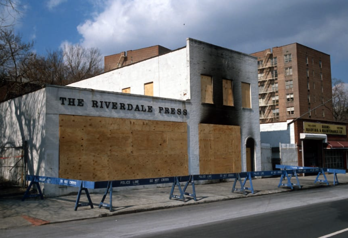 La oficina de Riverdale Press sufrió un atentado con bomba el 28 de febrero de 1989, en la sección Riverdale del Bronx, en Nueva York. El atentado tuvo lugar poco después de que el periódico publicara un editorial que apoyaba el derecho del público a leer "Los versos satánicos". (Crédito: Yvonne Hemsey/Getty Images)