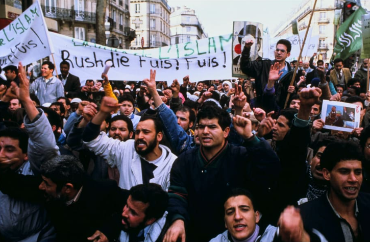 Demonstrasi menentang Rushdie dan novelnya di Paris pada November 1989 (Mohamed Lounes/Gamma/Getty Images)