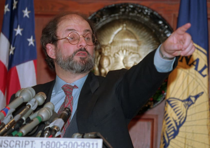 Rushdie responde preguntas el 24 de noviembre de 1993, durante una conferencia de prensa en el National Press Club de Washington. Ese mismo día, Rushdie se reunió con el presidente Bill Clinton. (Crédito: Joe Marquette/AP)