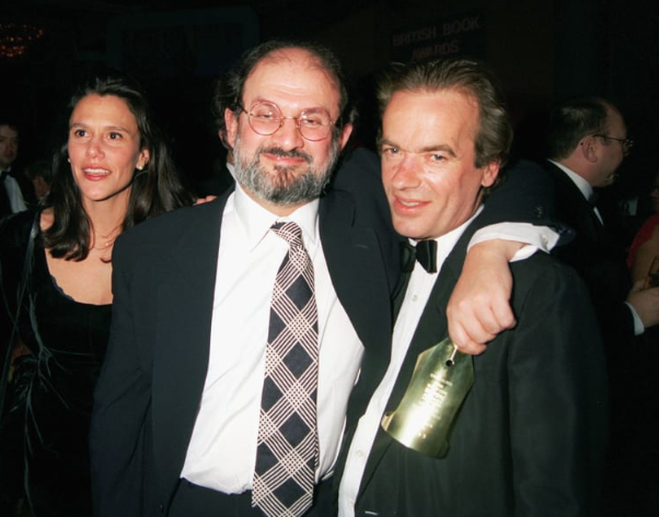 Rushdie, aquí con Martin Amis, ganó el premio al Autor del Año 1995 el 9 de febrero de 1996. (Crédito: Dave M. Benett/Getty Images)