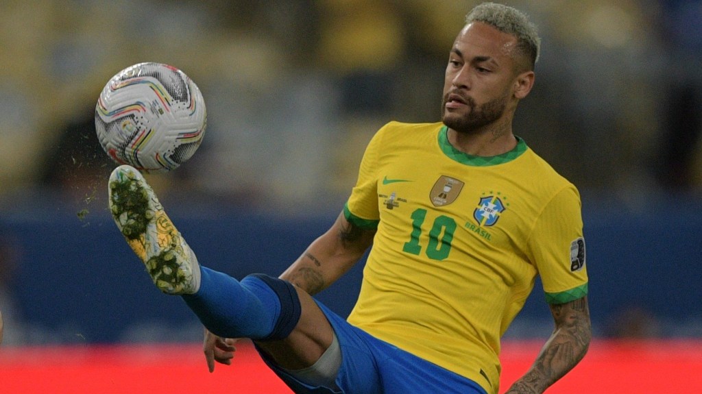 Neymar jugando con la selección de Brasil.