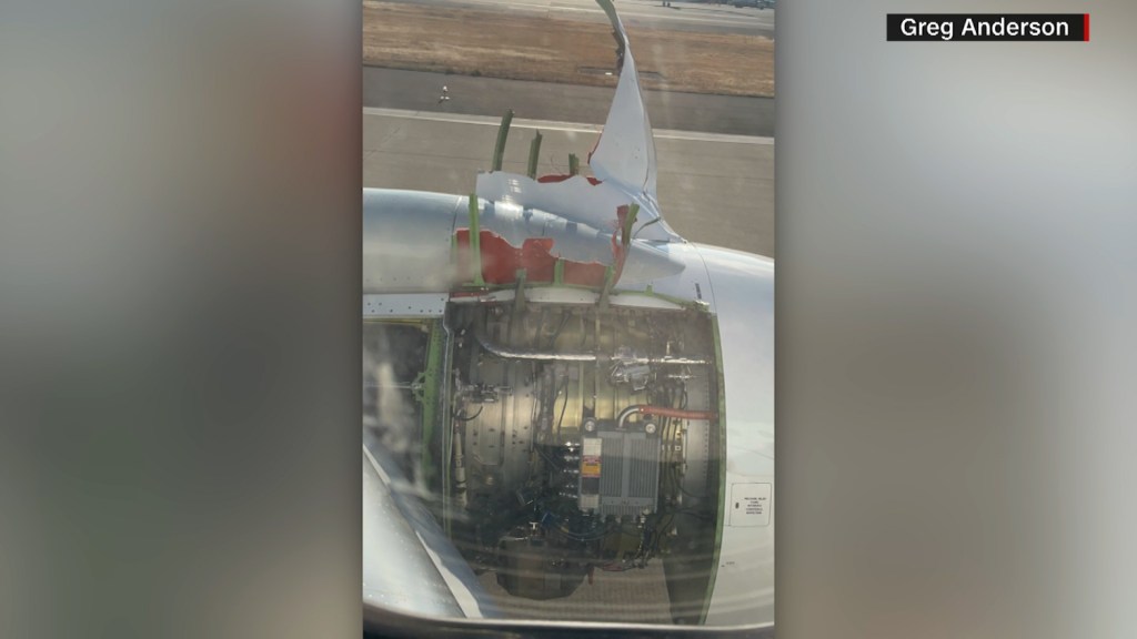 Desvían avión de Alaska Airlines por problema con cubierta del motor