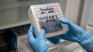 Un técnico de laboratorio médico recoge de un frigorífico un reactivo para analizar muestras sospechosas de viruela del mono en el laboratorio de microbiología del Hospital La Paz, el 6 de junio de 2022 en Madrid, España.