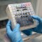 Un técnico de laboratorio médico recoge de un frigorífico un reactivo para analizar muestras sospechosas de viruela del mono en el laboratorio de microbiología del Hospital La Paz, el 6 de junio de 2022 en Madrid, España.