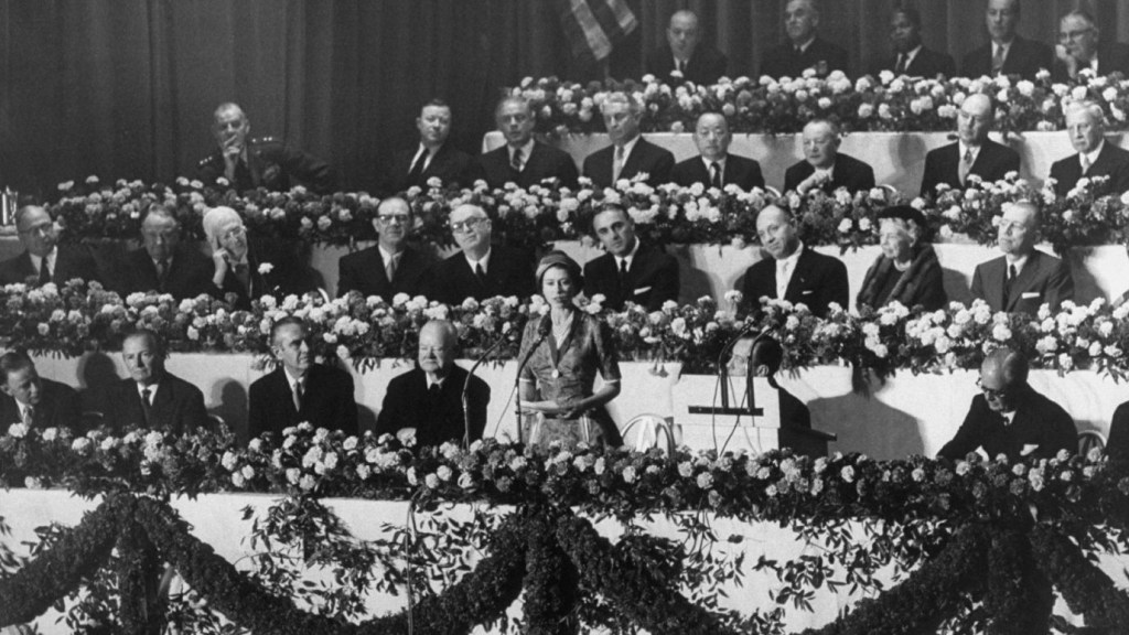 Herbert Hoover: Hoover terminó su mandato como presidente mucho antes de que Isabel subiera al trono. Sin embargo, la oportunidad de un encuentro entre ambos surgió en 1957 durante la gira real de la reina por Estados Unidos. Hoover está sentado aquí a la derecha de la monarca.