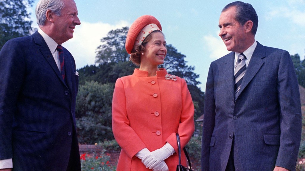 Richard Nixon: Nixon se reunió con la reina Isabel en el Palacio de Buckingham poco después de convertirse en el 37º presidente de los Estados Unidos en 1969. La reina preparó fotografías firmadas de ella y del príncipe Felipe como pequeño recuerdo del encuentro. Nixon también llevó un retrato firmado. "Esta vez no traje a mi esposa, porque este viaje fue muy apresurado", dijo. "Pero nos hicimos una foto los dos. Me gustaría enviarle una porque sería mucho más agradable vernos a los dos". Riendo, la reina respondió: "Es muy amable de su parte".