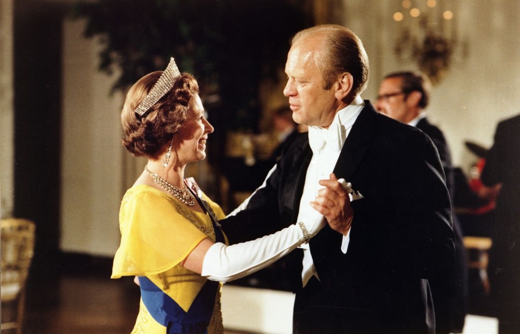 Gerald Ford: Ford y la reina bailan en esta foto durante una cena de estado en la Casa Blanca en 1976.