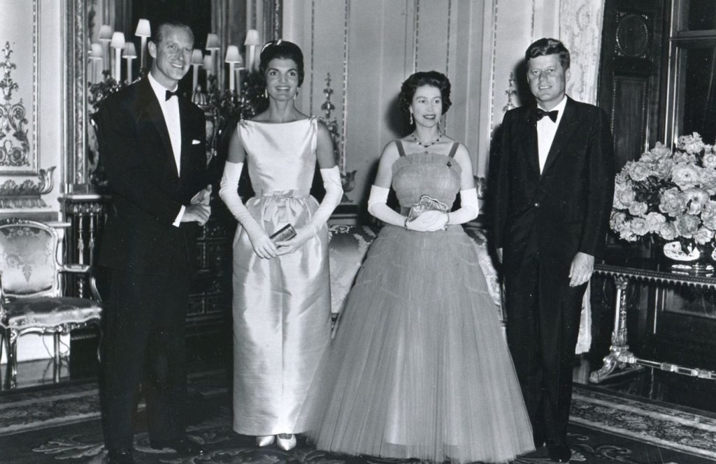 John F. Kennedy: en medio de una gran fanfarria y un enorme interés de los medios de comunicación, Kennedy y su esposa, Jackie, fueron invitados a cenar en el Palacio de Buckingham en junio de 1961. Más tarde, en una carta de cumpleaños dirigida a la reina, escribió que "conservaría el recuerdo de esa deliciosa velada". Añadió: "El pueblo de Estados Unidos se une a mí para expresar a su majestad y al pueblo de la Commonwealth sus mejores deseos y sus más sinceras felicitaciones con motivo de la celebración de su cumpleaños... Permítanme también decir al mismo tiempo lo agradecidos que estamos mi esposa y yo por la cordial hospitalidad que nos ofrecieron su majestad y el príncipe Felipe durante nuestra visita a Londres el pasado lunes. Siempre guardaremos el recuerdo de esa encantadora velada".