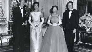 John F. Kennedy: en medio de una gran fanfarria y un enorme interés de los medios de comunicación, Kennedy y su esposa, Jackie, fueron invitados a cenar en el Palacio de Buckingham en junio de 1961. Más tarde, en una carta de cumpleaños dirigida a la reina, escribió que "conservaría el recuerdo de esa deliciosa velada". Añadió: "El pueblo de Estados Unidos se une a mí para expresar a su majestad y al pueblo de la Commonwealth sus mejores deseos y sus más sinceras felicitaciones con motivo de la celebración de su cumpleaños... Permítanme también decir al mismo tiempo lo agradecidos que estamos mi esposa y yo por la cordial hospitalidad que nos ofrecieron su majestad y el príncipe Felipe durante nuestra visita a Londres el pasado lunes. Siempre guardaremos el recuerdo de esa encantadora velada".