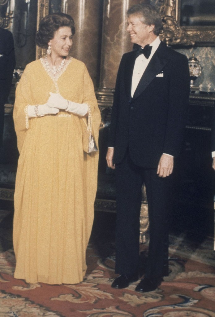 Jimmy Carter: durante una cena en el Palacio de Buckingham en 1977, Carter describió la casa de la monarquía británica como "uno de los lugares más hermosos" que había visto. "Creo que toda la familia real estaba allí (...). Tuve un buen lugar para sentarme: estaba entre la reina y la princesa Margarita, y al otro lado de la mesa estaban el príncipe Carlos y el príncipe Felipe y la reina madre". Continuó: "Una de las cosas que le dije a la reina Isabel fue lo mucho que el pueblo estadounidense apreciaba que viniera el año pasado a celebrar nuestro 200 aniversario. Y ella dijo que era una de las más cálidas bienvenidas que había recibido".