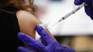 CDC recomiendan refuerzo actualizado de vacuna contra covid