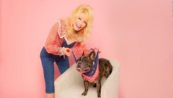 "Doggy Parton", la nueva marca de ropa para perros de Dolly Parton