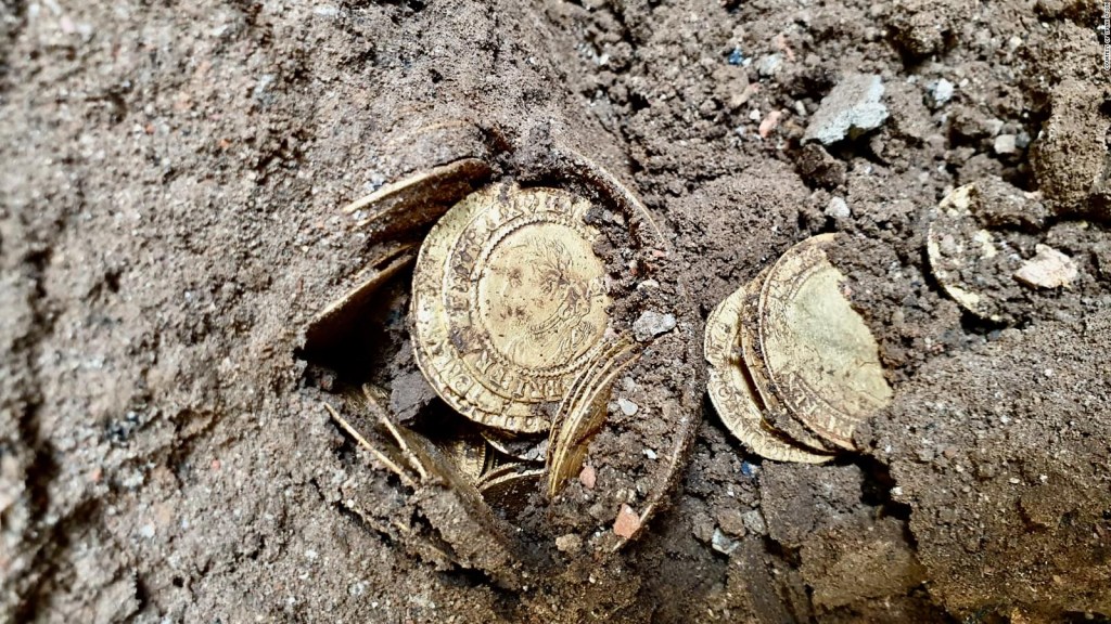 Descubren un tesoro de monedas dentro de una casa en Inglaterra
