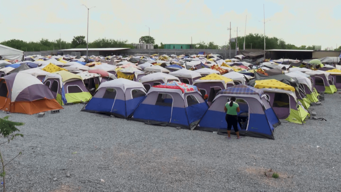 ¿Por qué llegan miles de migrantes a la frontera México-EE.UU.?