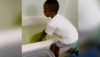 Madre muestra cómo sobrevive con su hijo sin agua potable en Mississippi