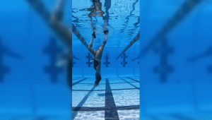 Mira a esta nadadora hacer el paso de Michael Jackson bajo el agua