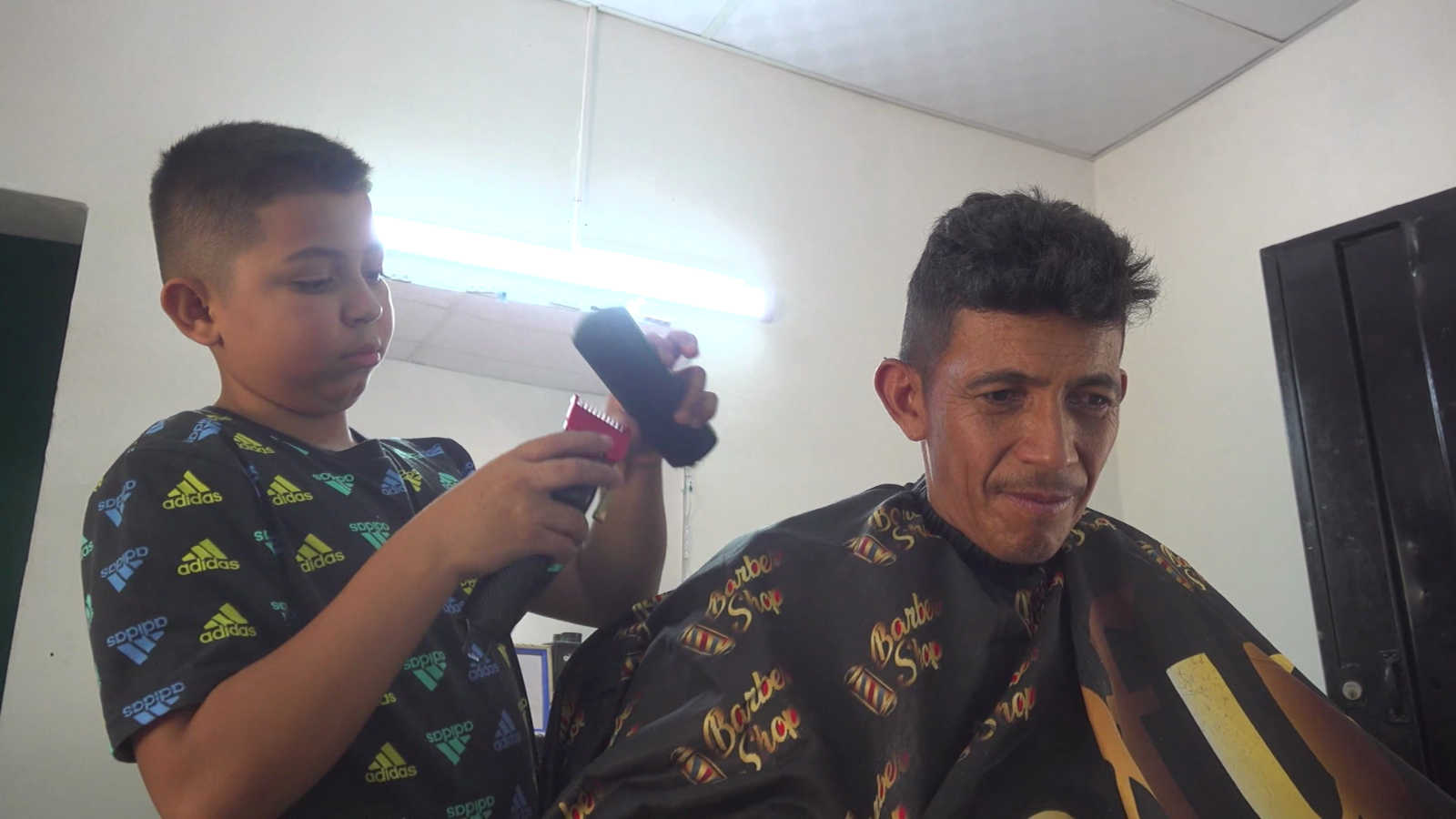 El niño barbero de Honduras que intenta evitar que su familia emigre a Estados Unidos.