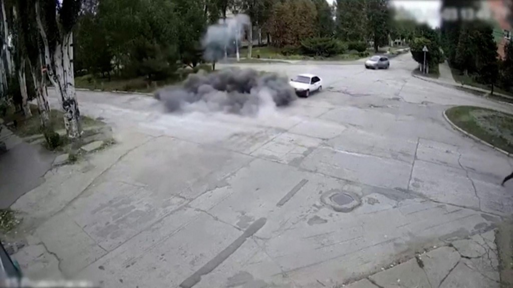 Un carro en movimiento se salva por segundos de una explosión
