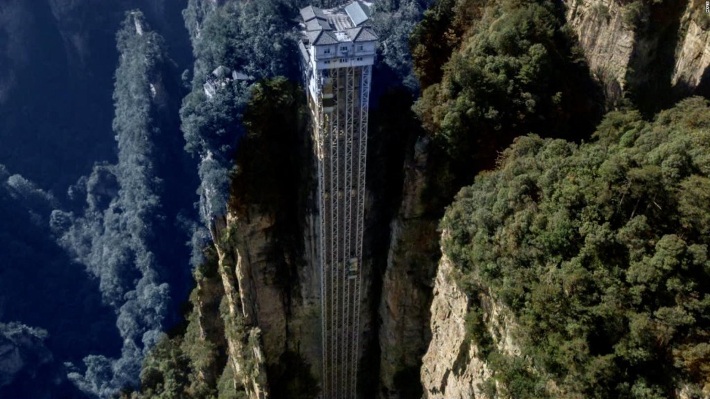 Bailong, el ascensor al aire libre más alto del mundo