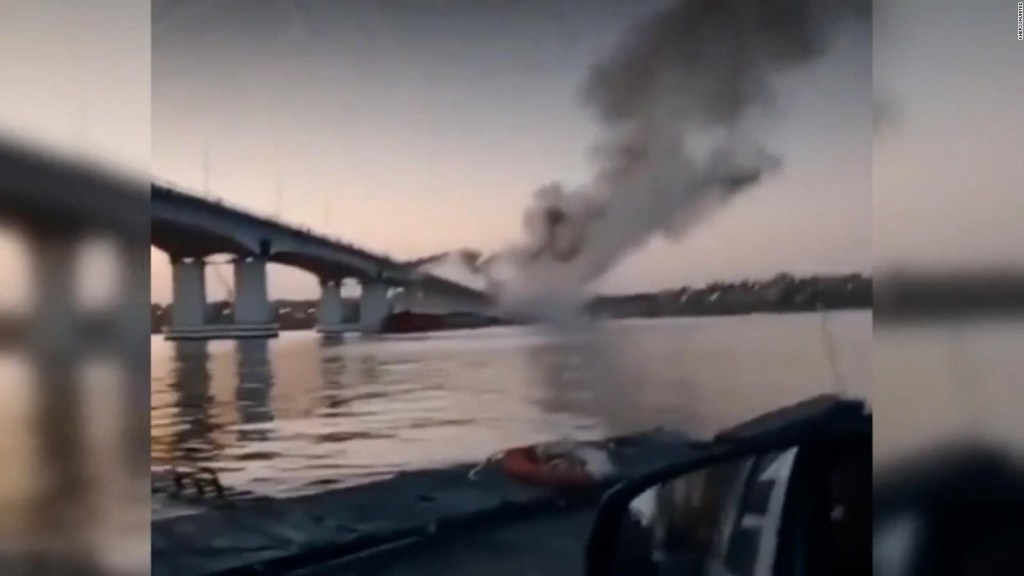 El momento en que fuerzas ucranianas bombardean un puente en Jersón