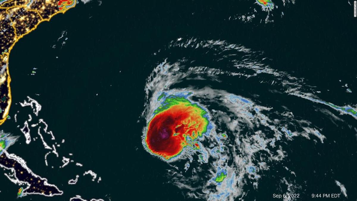 Earl se fortalece a huracán y amenaza a las Bermudas