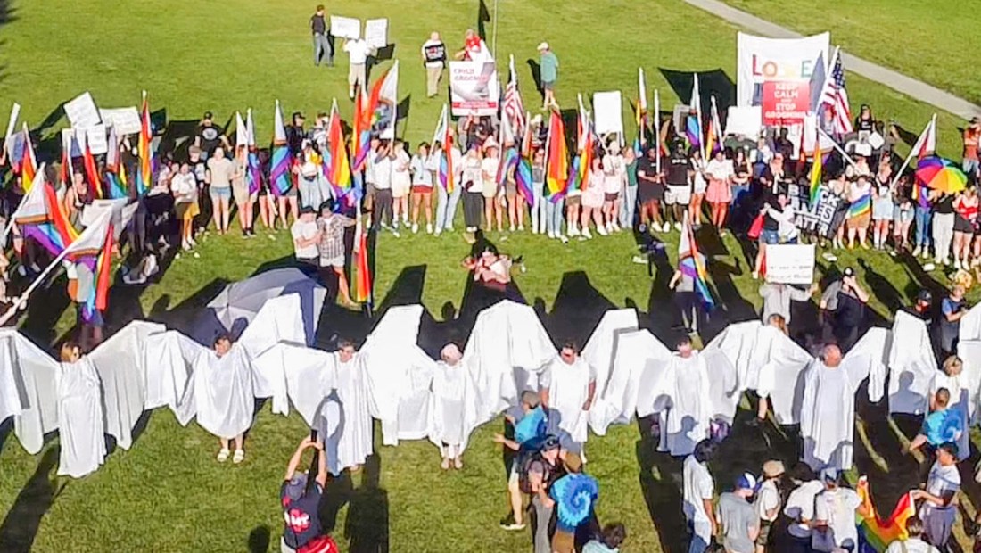 Manifestantes anti-LGBTQ bloqueados por "ángeles" en evento del Orgullo