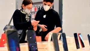 Apple dirá adiós a la tarjeta SIM en el iPhone para 2022 antes de lo  esperado, según MacRumors – RaulGarvDev