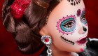 Así luce la Barbie de Día de Muertos luce una mexicana vestida