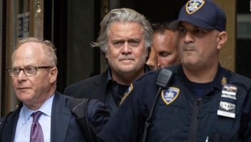 Bannon se entrega a las autoridades y enfrenta proceso