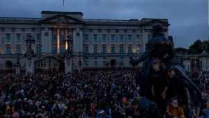 Una multitud llora a la reina Isabel II en las calles de Londres