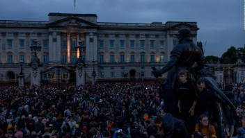 Una multitud llora a la reina Isabel II en las calles de Londres