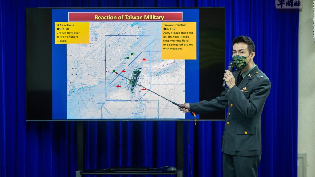 Un comandante taiwanés señala un mapa que muestra las recientes incursiones de drones.