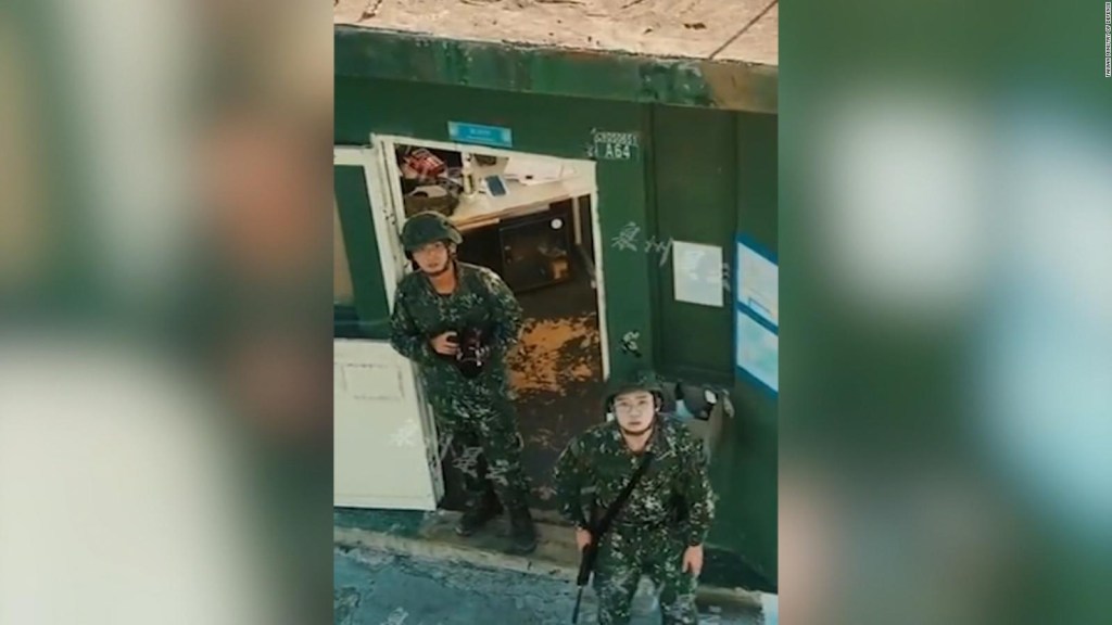 Soldados taiwaneses pueden verse claramente en las imágenes del dron.