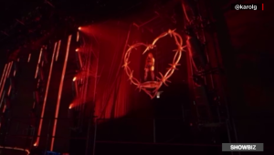 Karol G arranca su gira "$trip Love Tour" "volando" en un Ferrari sobre la audiencia