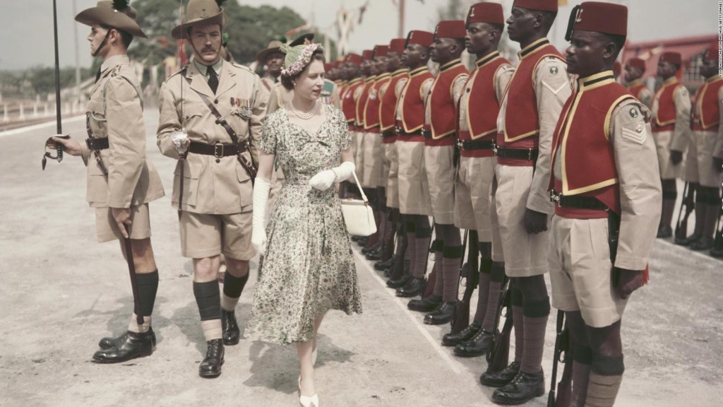 Kraljica Elizabeta II na letališču Kaduna v Nigeriji med svojo turnejo po Commonwealthu 2. februarja 1956 pregleda moške na novo preimenovanem polku nigerijske kraljice, Kraljeve zahodnoafriške mejne sile.