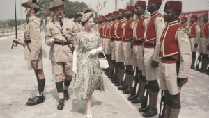 La reina Isabel II inspecciona a los hombres del recién rebautizado Regimiento de la Reina de Nigeria, Real Fuerza Fronteriza de África Occidental, en el aeropuerto de Kaduna, Nigeria, durante su gira por la Commonwealth, el 2 de febrero de 1956.
