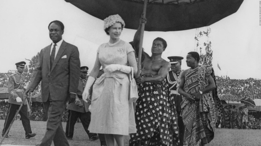 Kraljica Elizabeta II na poti v Kumasi Durbah s Kwamejem Nkrumahom, predsednikom Gane, med njeno turnejo po Gani, november 1961.