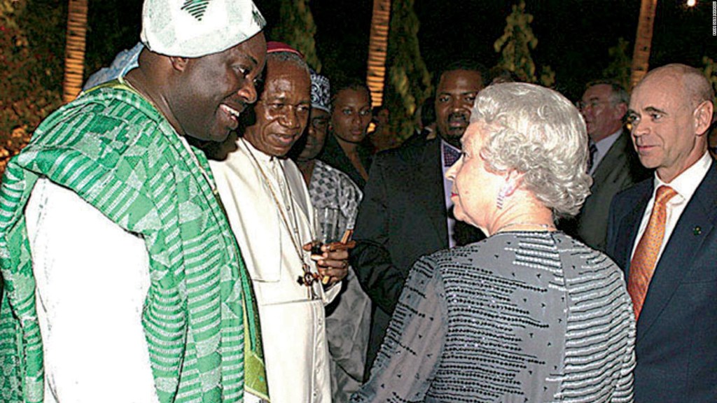 Nigerijski založnik revij Dele Momodu se je leta 2003 srečal s kraljico Elizabeto na državnem obisku v Abuji v Nigeriji.