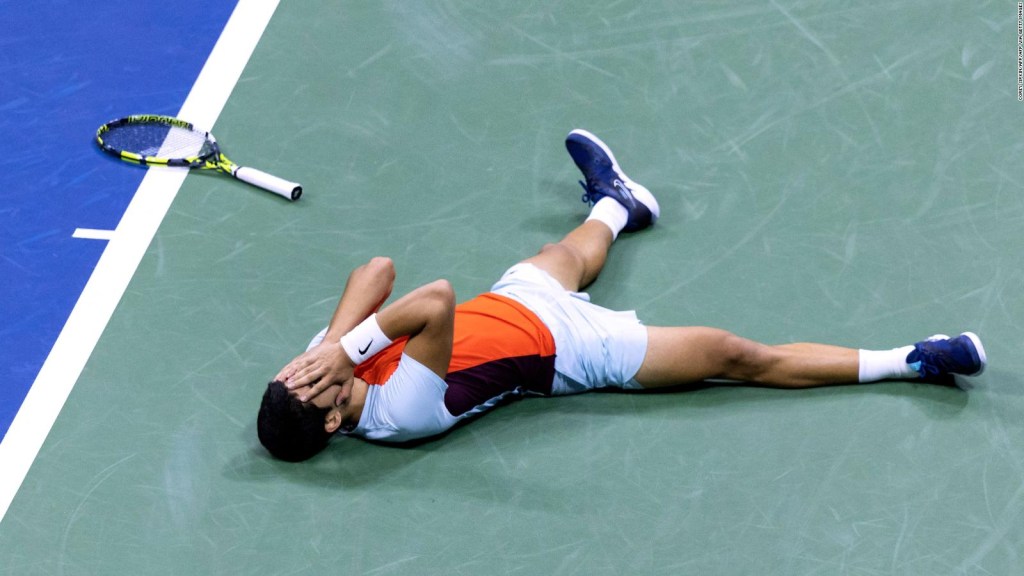 Alcaraz se tira al suelo tras derrotar a Frances Tiafoe en las semifinales del US Open.